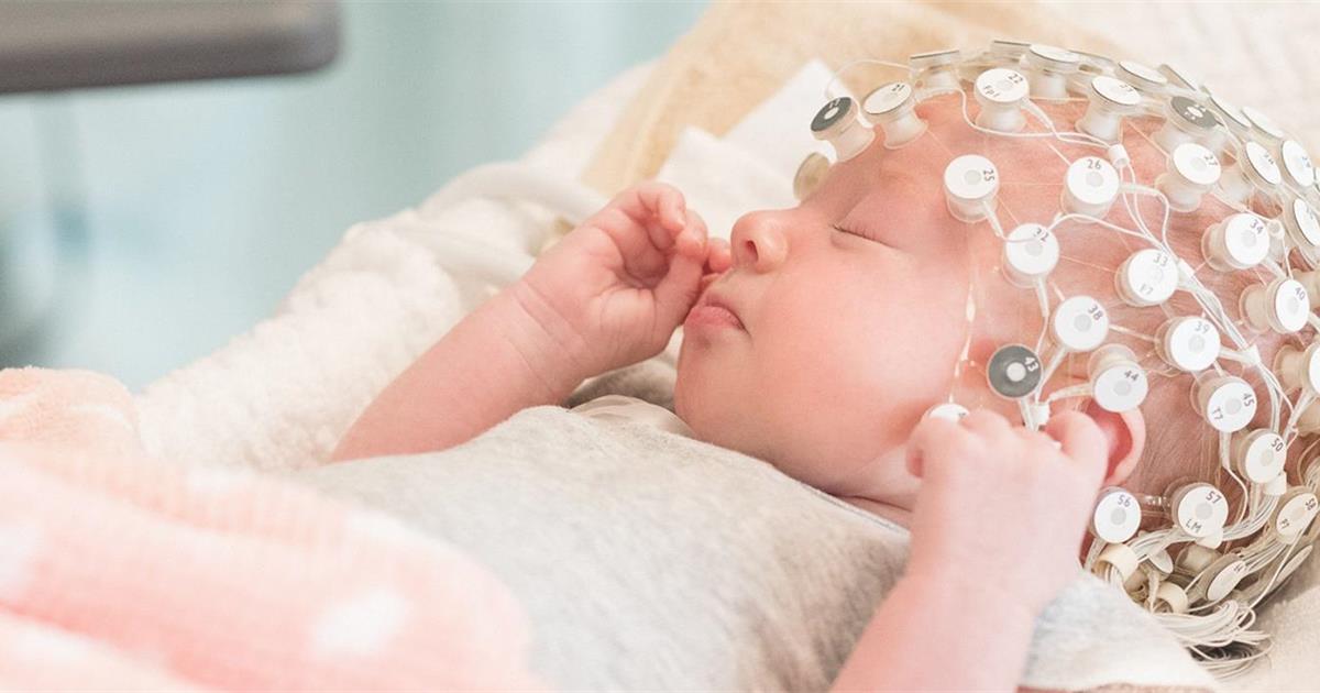 بررسی فعالیت الکتریکی مغز کودک در حال خواب